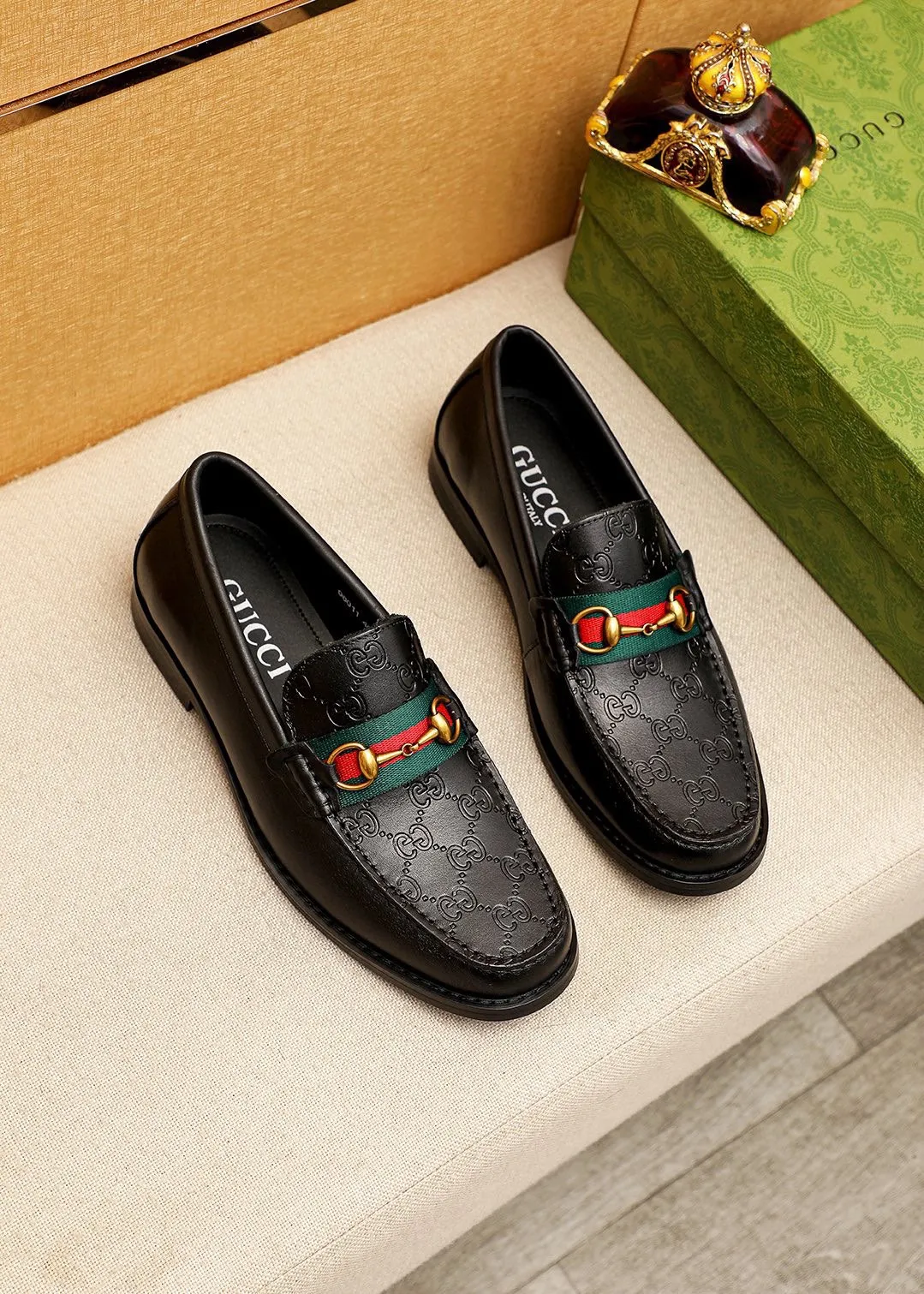 Men's shoes 💰460 💐 Product trademark: GUCCI "Gucci" casual leather shoes Regular size: 38-44 (45🉑️customized) Product materials: Selected imported first-layer calfskin embossed upper + luxury hardware buckle, imported water-dyed cow leather lining. Strong three-dimensional visual effect, original combination outsole Color: 5⃣️colors available